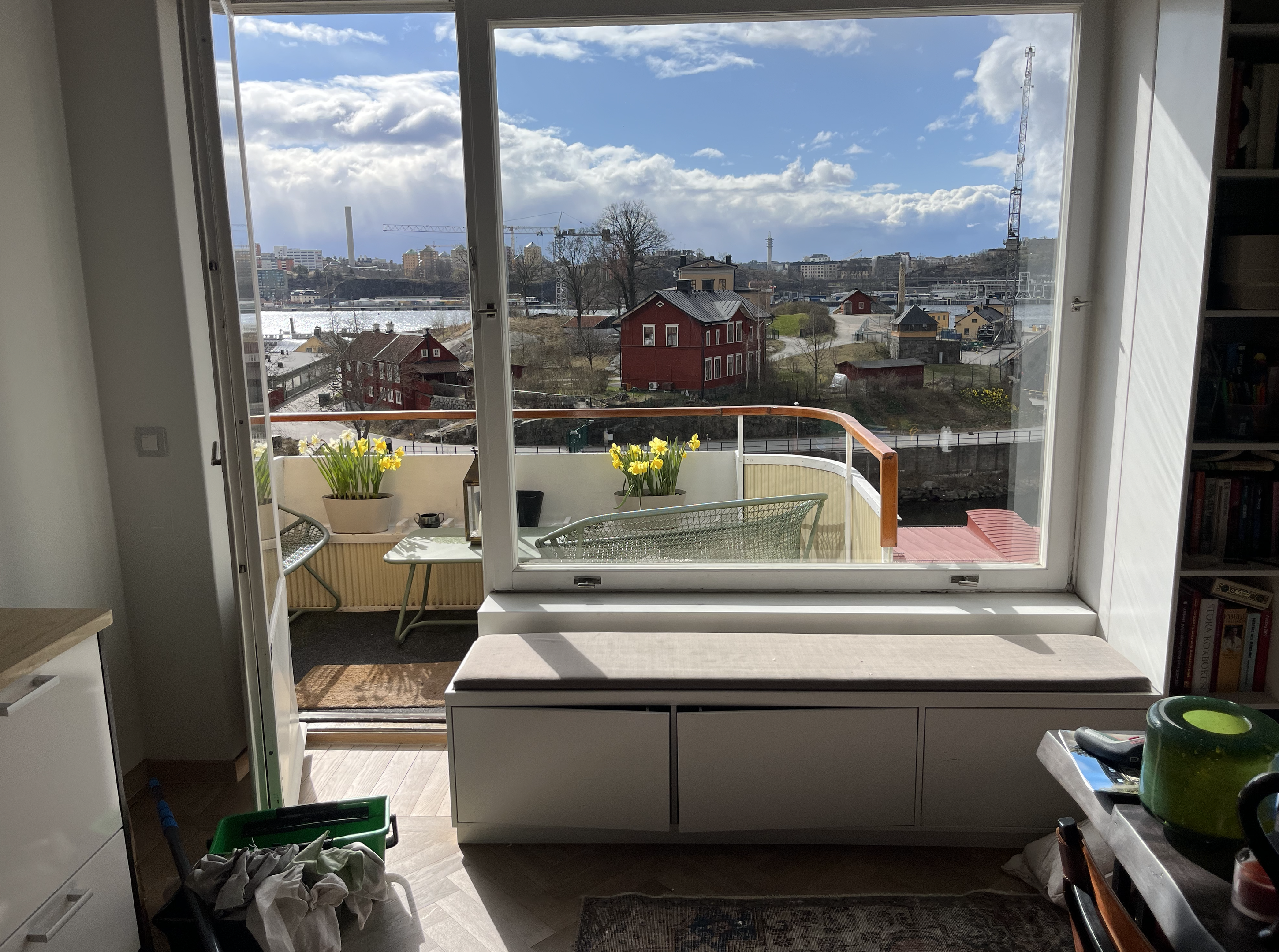 Fönsterputs med utsikt över Beckholmen. Vi ser till att dina fönster är lika klara som vyn.