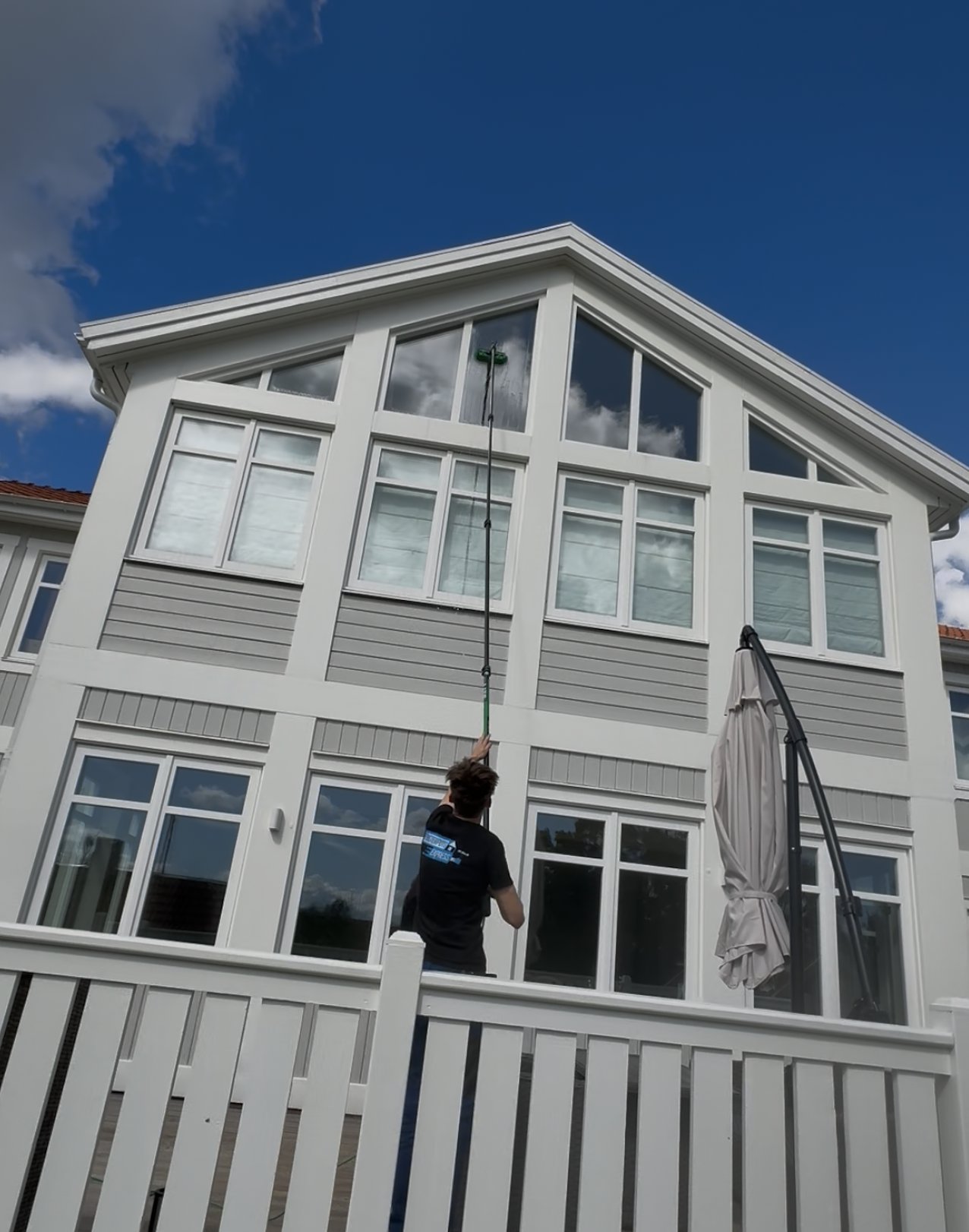 Snabb och effektiv fönsterputs på utsidan av en villa