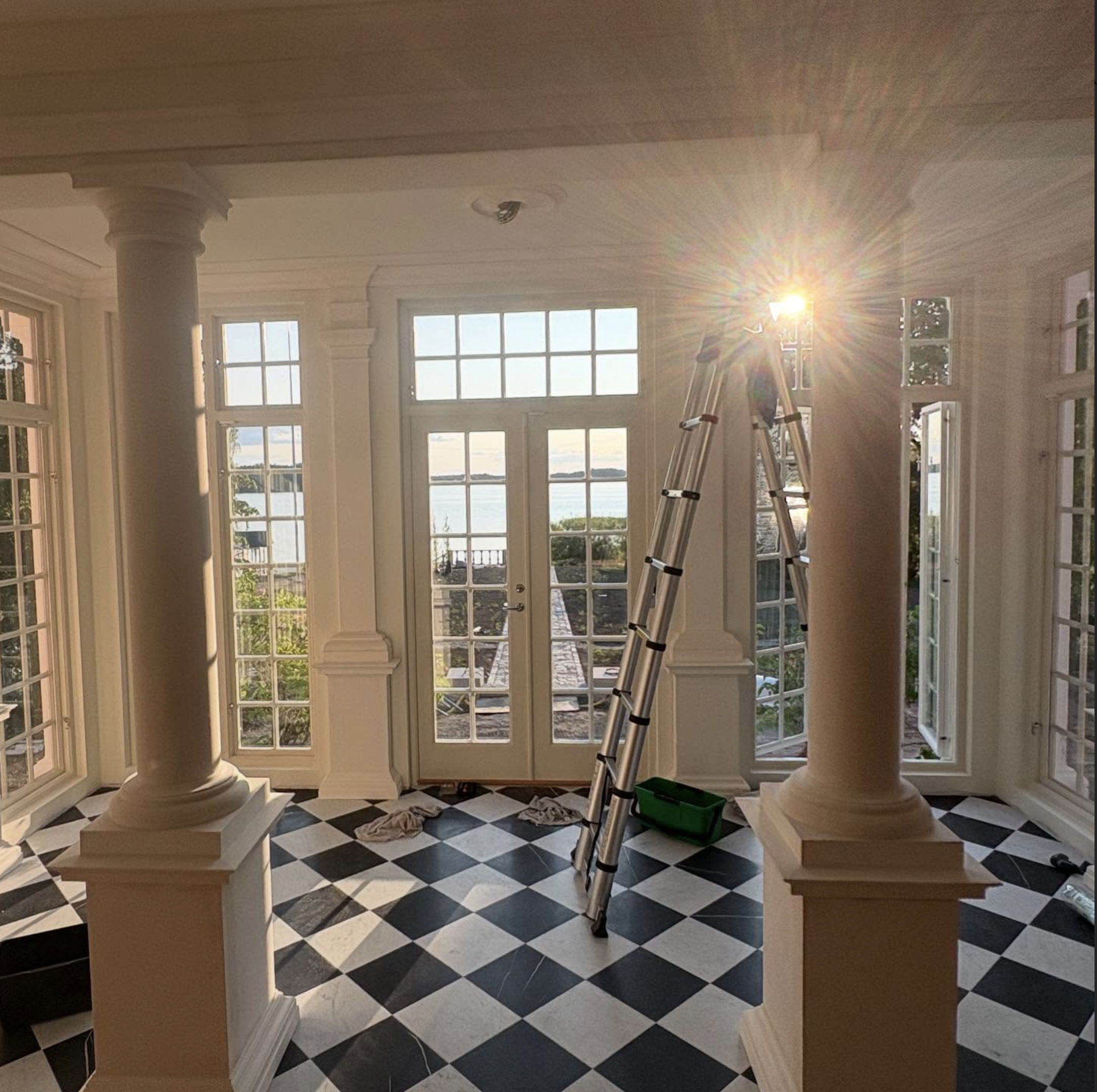 Spröjs fönster med havs utsikt